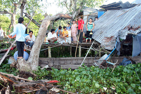 khoảng 5h sáng 1/6/2011, một chiếc xà lan chở cát mang biển số HG-5969 lưu thông từ hướng Sóc Trăng về Đồng Tháp, khi đi đến địa phận ấp Mỹ Hưng 2 (xã Mỹ Hòa) thì bất ngờ tông vào bến tàu cặp bờ sông. Vụ tai nạn hy hữu đã làm một căn nhà dân và nhiều tàu, ghe khác bị chìm xuống sông Hậu.
