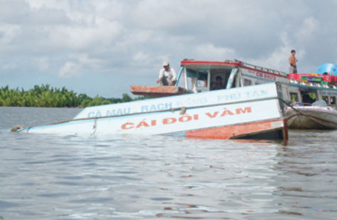 Khoảng 0 giờ 30 ngày 11-11-2009, trên sông Ông Đốc (xã Khánh Hải, huyện Trần Văn Thời, tỉnh Cà Mau) xảy ra một vụ tai nạn giao thông giữa tàu khách và xà lan, khiến một người chết và nhiều hàng hóa bị thiệt hại.