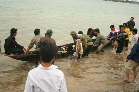Vụ tai nạn xảy ra vào khoảng 7h sáng 25/1/2009 (tức 30 Tết), Con đò chở người dân đi sắm Tết ngang sông Gianh tại xã Quảng Hải, huyện Quảng Trạch, Quảng Bình bị lật giữa dòng. Vụ tai nạn đã làm 40 người thiệt mạng. Nguyên nhân ban đầu dẫn đến tai nạn được xác định do chủ đò chở quá tải, không tuân thủ các nguyên tắc an toàn giao thông đường thủy
