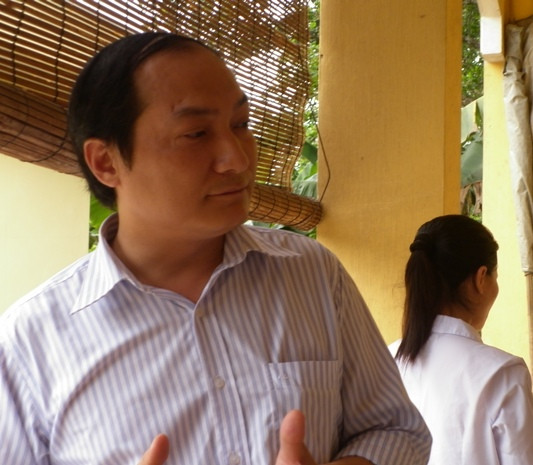 Ông Vũ Văn Trình, PGĐ Trung tâm da liễu Hà Đông vừa bị đình chỉ công tác để làm rõ trách nhiệm trong việc cấp phát gạo, thịt sống cho 21 bệnh nhân phong đang điều trị tại đây. Ông Vũ Văn Trình, PGĐ Trung tâm da liễu Hà Đông vừa bị đình chỉ công tác để làm rõ trách nhiệm trong việc cấp phát gạo, thịt sống cho 21 bệnh nhân phong đang điều trị tại đây.