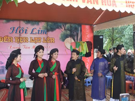 Rằng thì "người ơi... người ở đừng về". Rằng thì "người ơi... người ở đừng về".