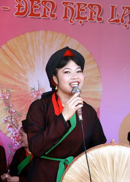 Vẻ đẹp duyên dáng của liền chị khi thể hiện những câu hát. Vẻ đẹp duyên dáng của liền chị khi thể hiện những câu hát.