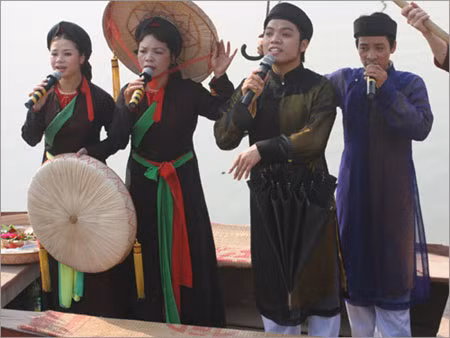 Cùng thể hiện những lời ca, câu hát trên thuyền rồng. Cùng thể hiện những lời ca, câu hát trên thuyền rồng.