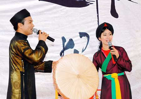 Trong bộ áo the, khăn xếp, áo tứ thân, "mớ ba", "mớ bảy" các liền anh, liền chị đã trao cho nhau những câu hát nặng tình, nặng nghĩa. Trong bộ áo the, khăn xếp, áo tứ thân, "mớ ba", "mớ bảy" các liền anh, liền chị đã trao cho nhau những câu hát nặng tình, nặng nghĩa.