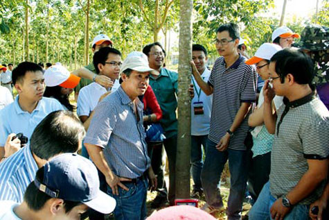 Hiện Hoàng Anh Gia Lai đang sở hữu hơn 100.000 ha đất có thể trồng cao su ở ba quốc gia Việt Nam, Lào, Campuchia nên bầu Đức thường xuyên có những chuyến công tác, làm việc tại các quốc gia này. Trong ảnh, ông Đức đang trực tiếp dẫn các nhà khoa học, đầu tư thăm dự án trồng cao su của HAGL.