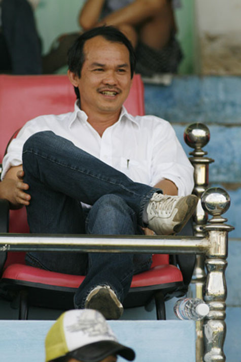 Phút thư giãn của bầu Đức trên ghế ngồi khán giả, dõi theo trận túc cầu.