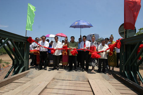 Bầu Đức thường xuyên có mặt tại các lễ động thổ, khánh thành các công trình do Hoàng Anh Gia Lai đầu tư xây dựng tại Lào. Trong ảnh cùng phó thủ tướng TT CP Lào cắt băng khánh thành một cây cầu.