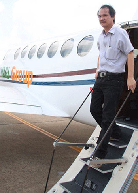 Ông từng cho biết, việc di chuyển bằng máy bay đã giúp ông rất nhiều trong công việc. Đó là sự thuận tiện và tự tin hơn khi gặp đối tác.