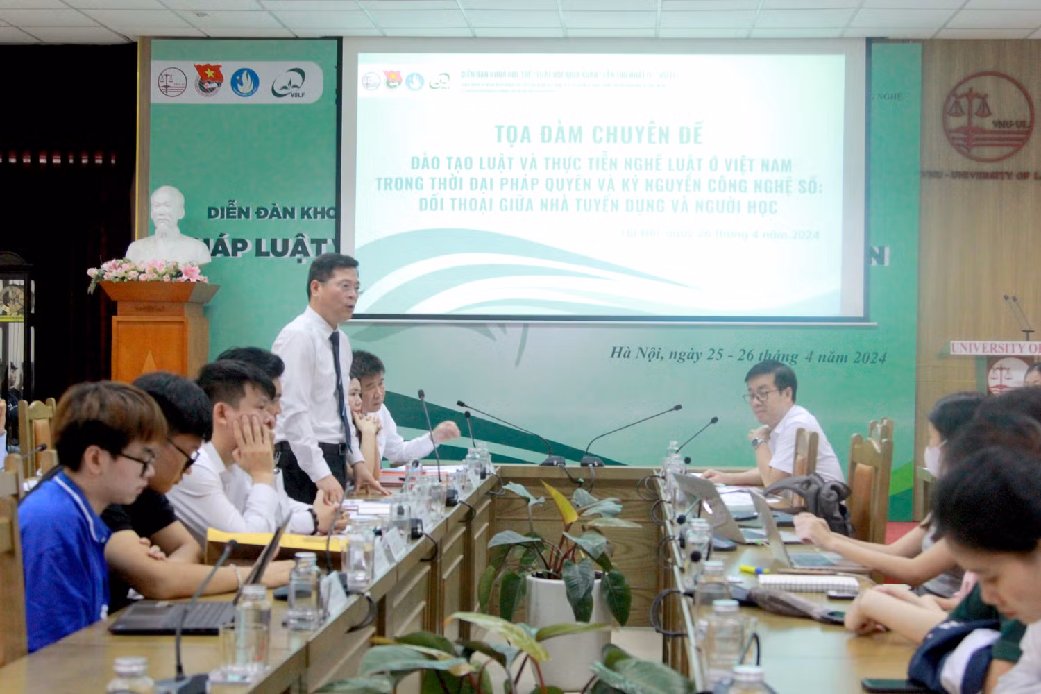 truong-dai-hoc-luat-dai-hoc-quoc-gia-ha-noi-to-chuc-toa-dam (3).JPG