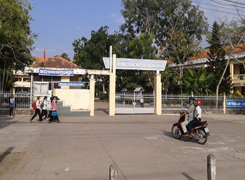Nam sinh lớp 8 bóp cổ cô giáo ở Trường Tân Thạch là học sinh cá biệt (ảnh: CA TPHCM)