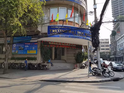 Trước cửa Trường Đại học Ngân hàng Thành phố Hồ Chí Minh không còn bãi giữ xe (ảnh: P.L)