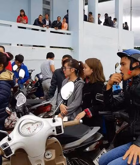 Hàng trăm giáo viên Krông Pắk bức xúc trước nguy cơ bị chấm dứt hợp đồng lao động (ảnh: NTBình) Hàng trăm giáo viên Krông Pắk bức xúc trước nguy cơ bị chấm dứt hợp đồng lao động (ảnh: NTBình)