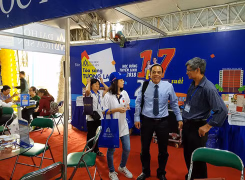 Phó Giám đốc Sở Giáo dục thành phố Phạm Ngọc Thanh ghé thăm gian hàng Đại học Hoa Sen (ảnh: P.L)