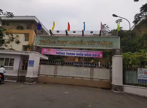 Hiệu trưởng Trường Nguyễn Tất Thành không đứng lớp dạy tiết nghĩa vụ từ năm 2015 (ảnh: P.L) Hiệu trưởng Trường Nguyễn Tất Thành không đứng lớp dạy tiết nghĩa vụ từ năm 2015 (ảnh: P.L)