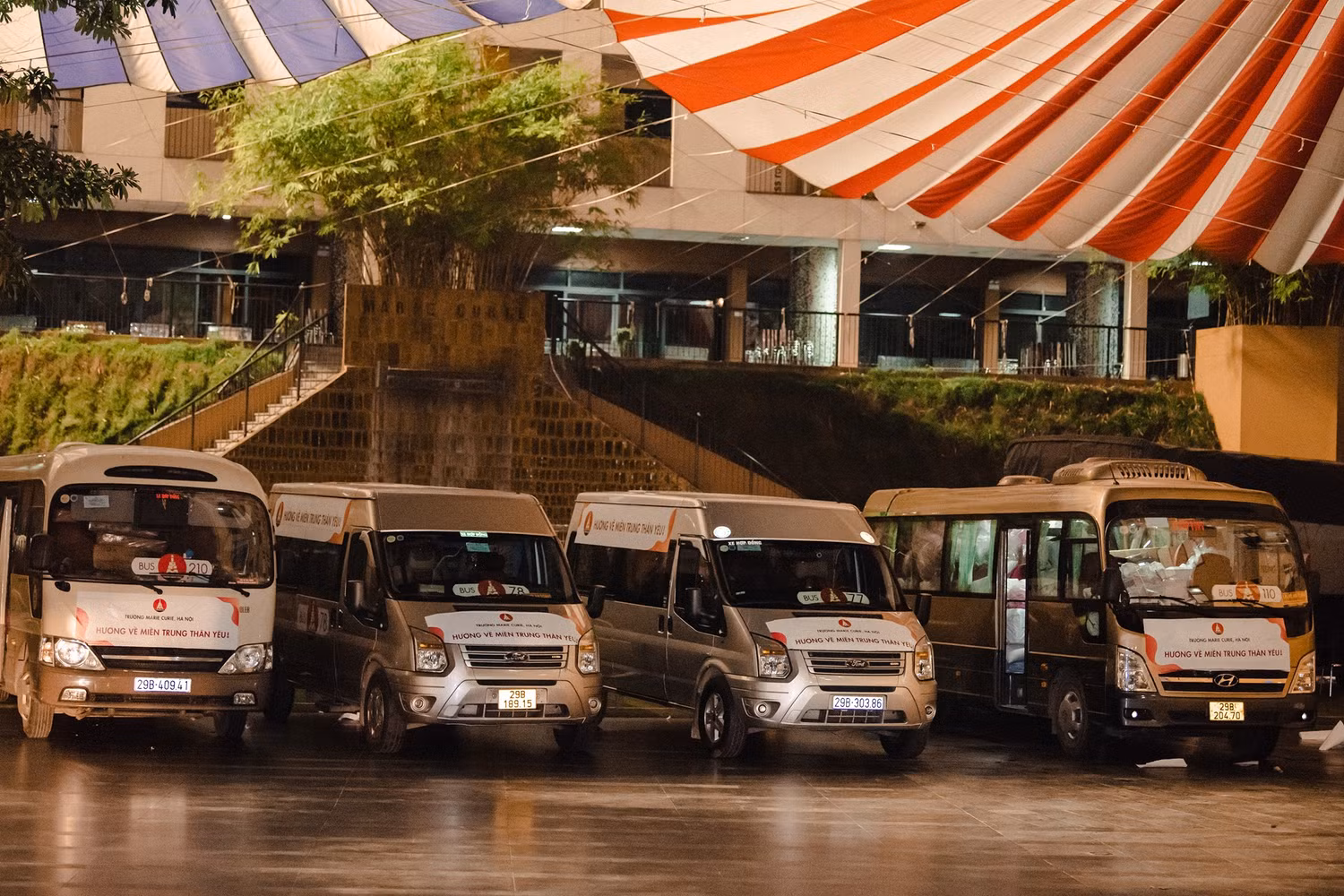 5h sáng 28/10, thầy Hiệu trưởng Nguyễn Xuân Khang đã xuống sân trường, động viên và chia tay đoàn xe tải chở nhu yếu phẩm khởi hành đi cứu trợ miền Trung.