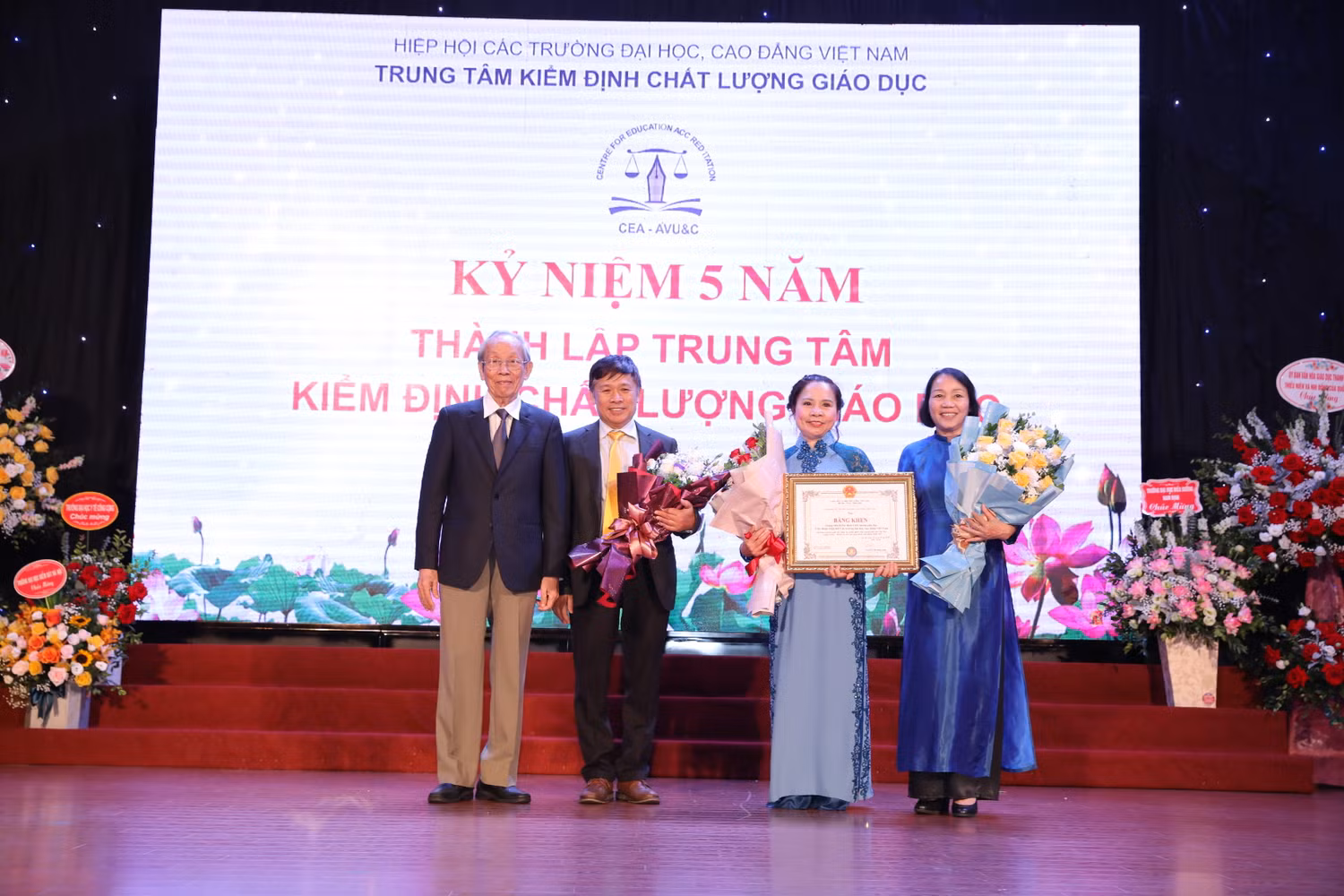 Giáo sư Trần Hồng Quân – Chủ tịch Hiệp hội Các trường đại học, cao đẳng Việt Nam trao bằng khen cho Trung tâm kiểm định chất lượng giáo dục trực thuộc Hiệp hội nhân dịp kỉ niệm 5 năm thành lập (ảnh: Thùy Linh)