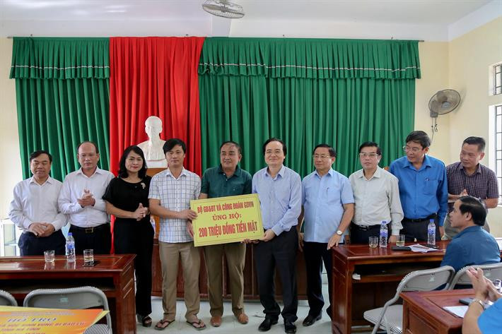 Bộ trường Phùng Xuân Nhạ trao tặng ủng hộ của Bộ Giáo dục và Đào tạo và Công đoàn Giáo dục Việt Nam cho ngành Giáo dục tỉnh Hà Tĩnh (ảnh: moet.gov.vn) Bộ trường Phùng Xuân Nhạ trao tặng ủng hộ của Bộ Giáo dục và Đào tạo và Công đoàn Giáo dục Việt Nam cho ngành Giáo dục tỉnh Hà Tĩnh (ảnh: moet.gov.vn)