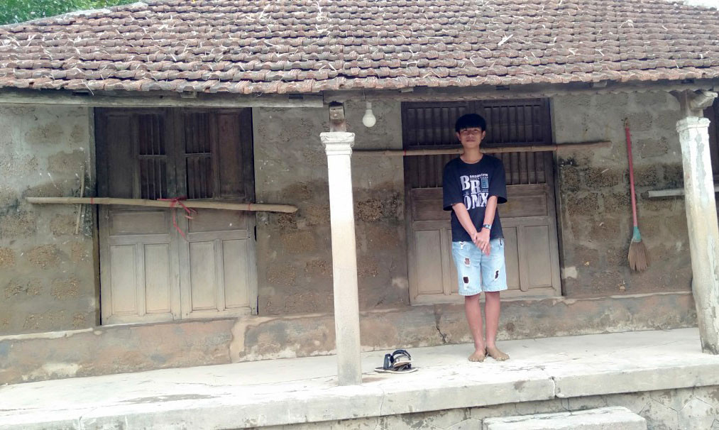 Trận lũ đi qua, ngôi nhà của em Đoàn Phương Nam Nam ngập đến quá nửa,nước lũ cuốn trôi mọi thứ (Ảnh: cô Nhi cung cấp)