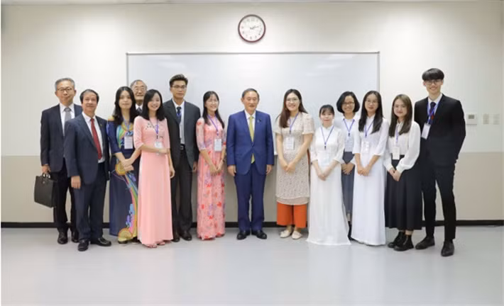 Thủ tướng Nhật Bản Suga Yoshihide đã có trao đổi, trò chuyện trực tiếp với đại diện các sinh viên, học viên của Trường Đại học Việt Nhật (ảnh: Bộ Giáo dục và Đào tạo) Thủ tướng Nhật Bản Suga Yoshihide đã có trao đổi, trò chuyện trực tiếp với đại diện các sinh viên, học viên của Trường Đại học Việt Nhật (ảnh: Bộ Giáo dục và Đào tạo)