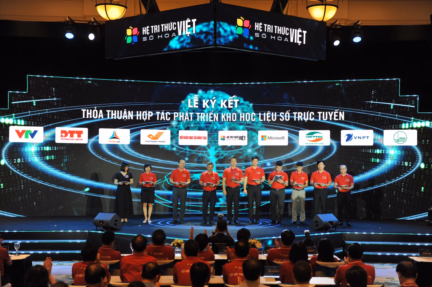 Tại buổi lễ, 10 đơn vị đã ký kết thỏa thuận hợp tác phát triển kho học liệu số trực tuyến (ảnh: Bộ Giáo dục và Đào tạo) Tại buổi lễ, 10 đơn vị đã ký kết thỏa thuận hợp tác phát triển kho học liệu số trực tuyến (ảnh: Bộ Giáo dục và Đào tạo)