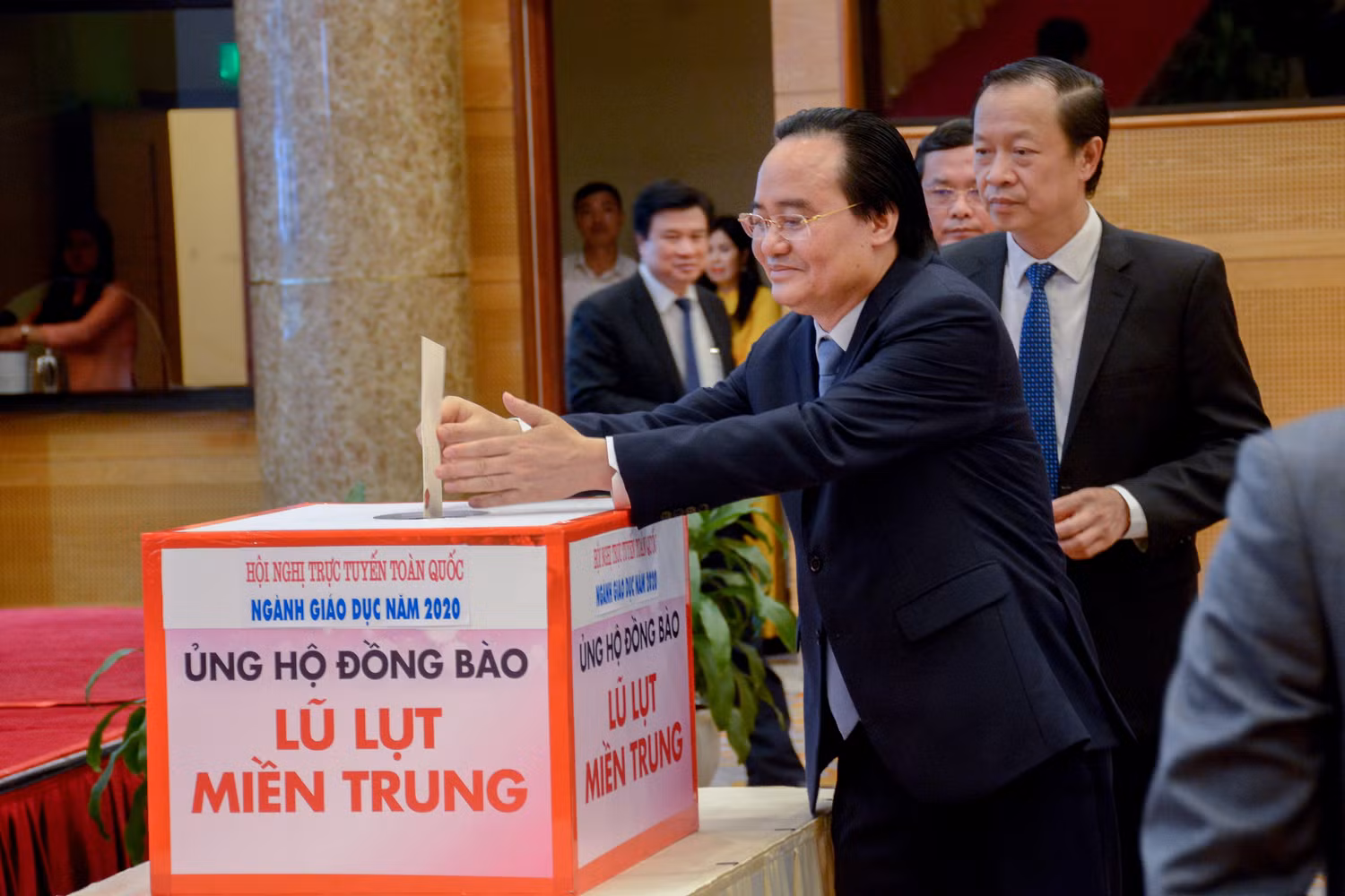 Bộ trưởng Phùng Xuân Nhạ kêu gọi ủng hộ thầy và trò miền Trung (ảnh: Bộ Giáo dục và Đào tạo)