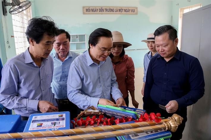 Bộ trưởng Phùng Xuân Nhạ kiểm tra những đồ dùng học tập còn sót lại tại Trường Tiểu học Hàm Ninh (ảnh: moet.gov.vn) Bộ trưởng Phùng Xuân Nhạ kiểm tra những đồ dùng học tập còn sót lại tại Trường Tiểu học Hàm Ninh (ảnh: moet.gov.vn)