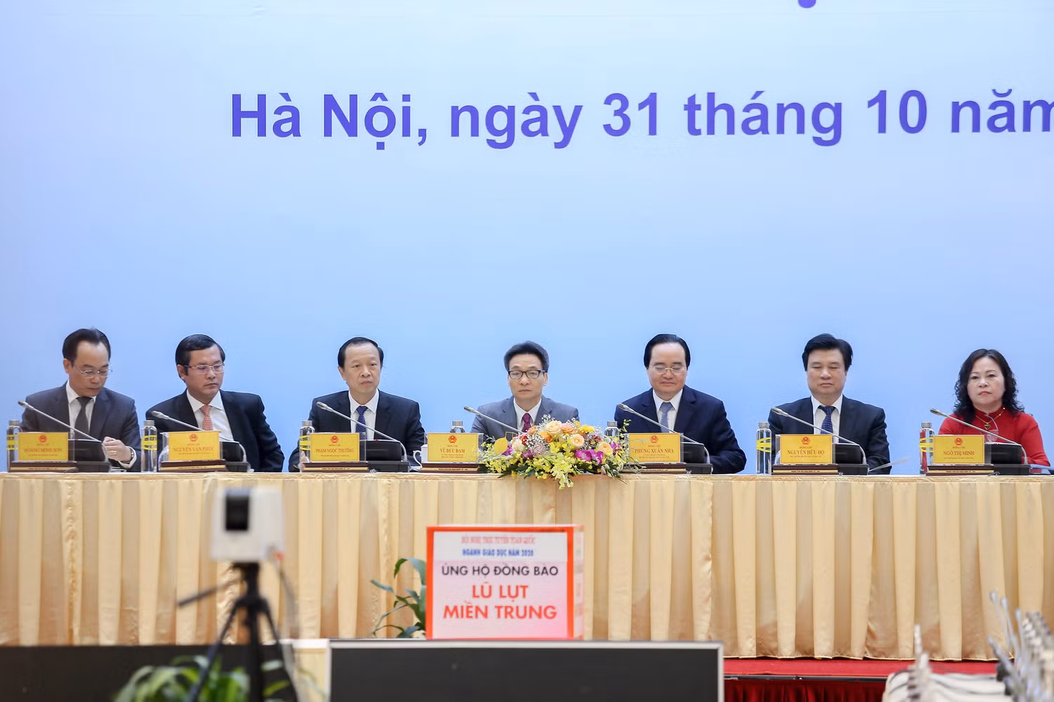 Phó thủ tướng Vũ Đức Đam tới dự hội nghị tổng kết năm học 2019-2020 của ngành giáo dục