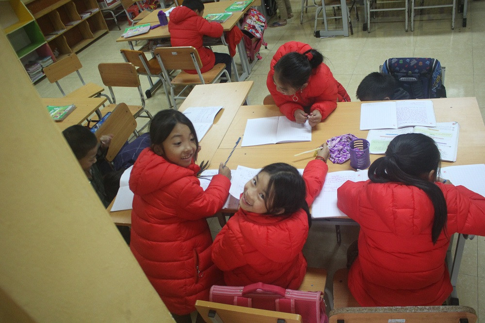 Tiết học vui vẻ của học sinh trường Tiểu học Nấm Lư. Trang phục mùa đông của các em là do các mạnh thường quân tài trợ (Ảnh: Đức Minh)