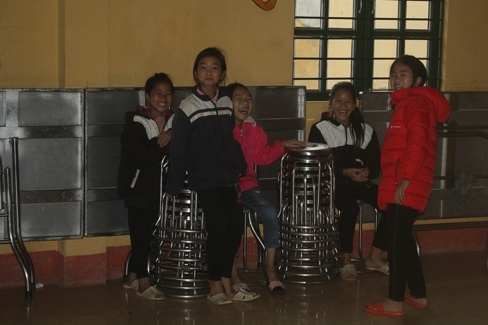 Học sinh chia sẻ:Cơm ở trường ngon và nhiều thịt hơn cơm ở nhà. Cho nên phụ huynh rất yên tâm gửi con cái đến trường (Ảnh:Đức Minh)
