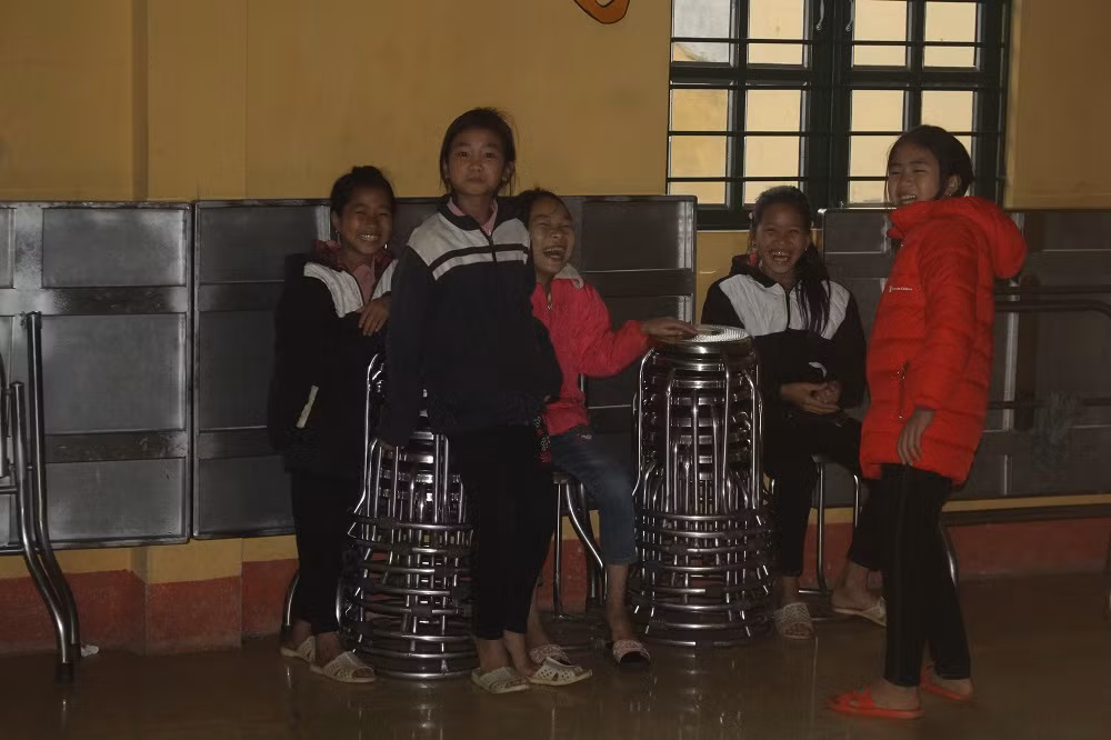 Học sinh chia sẻ:Cơm ở trường ngon và nhiều thịt hơn cơm ở nhà. Cho nên phụ huynh rất yên tâm gửi con cái đến trường (Ảnh:Đức Minh)