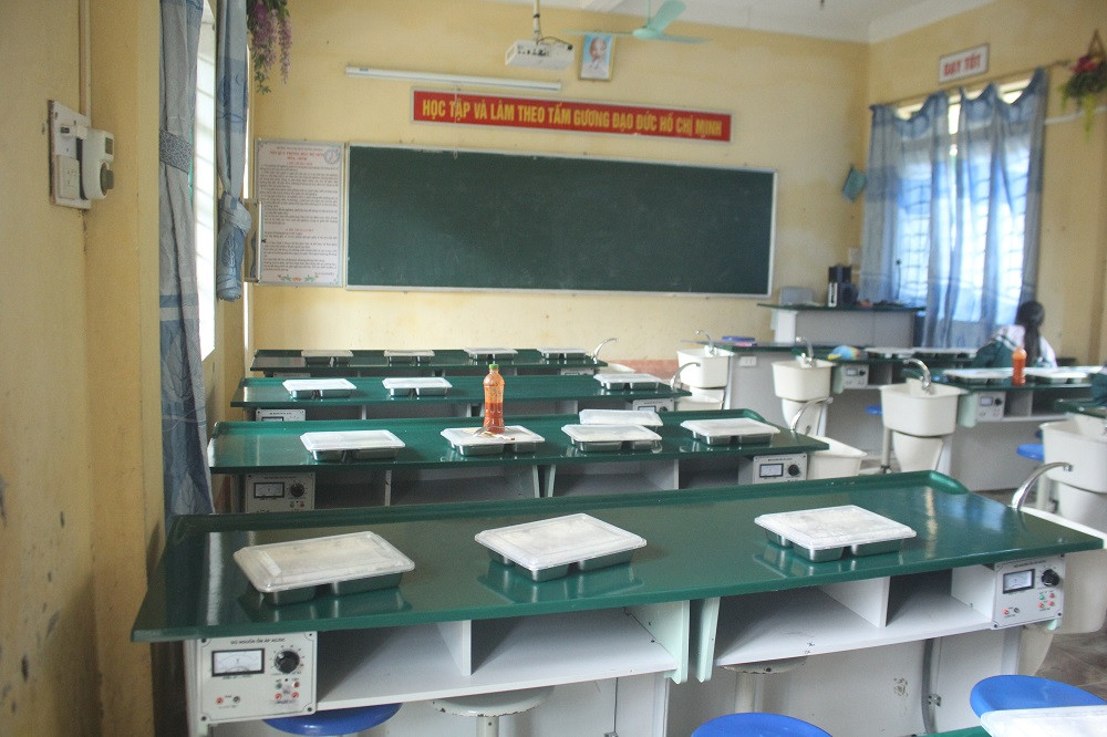 Thực đơn được cải thiện qua từng ngày, luôn đảm bảo ít nhất có 2 món mặn, canh, rau sạch, đảm bảo dinh dưỡng cho học sinh (Ảnh:Đức Minh)