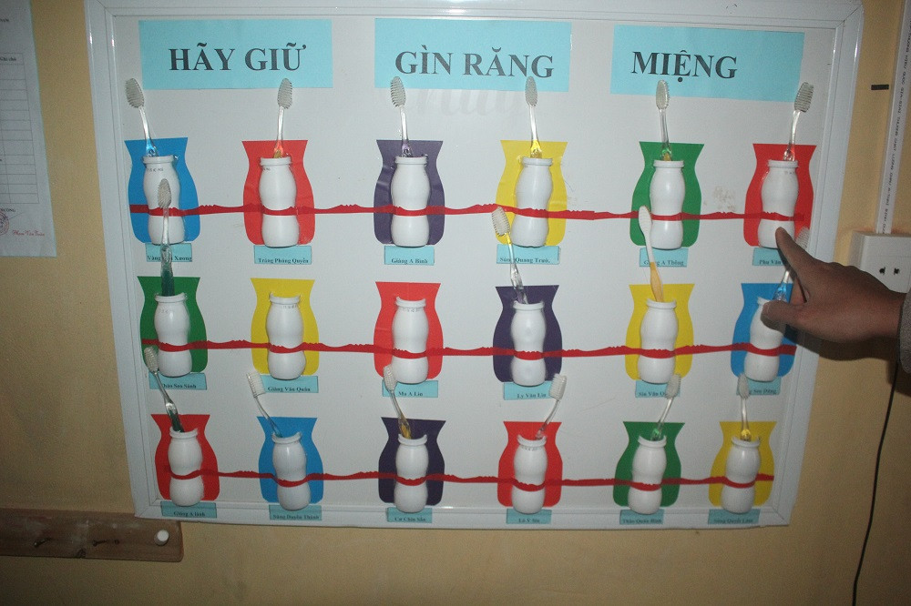 Học sinh tự tay thiết kế và làm những vật dụng nhỏ, cần thiết cho sinh hoạt và học tập (Ảnh:Đức Minh)