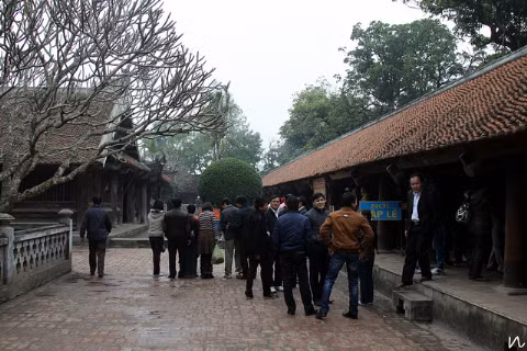 Khách thập phương tới chiêm ngưỡng vẻ đẹp của ngôi chùa.