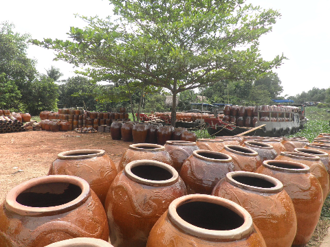 Bến thuyền chất đầu lu, vại, đồ gốm sứ...