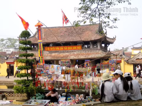 Hàng quán bán bên hồ.