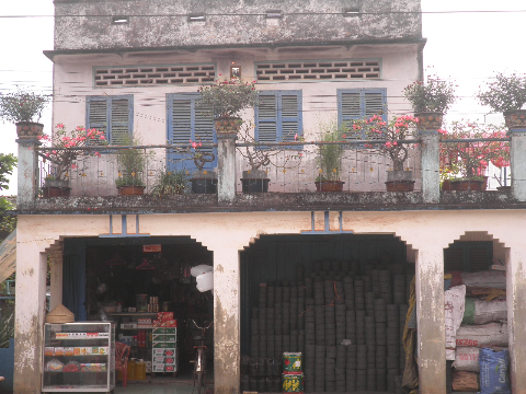 Ngôi nhà phố bán than tổ ong.