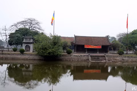 Hồ nước phẳng lặng giữa một không gian thoáng đãng.