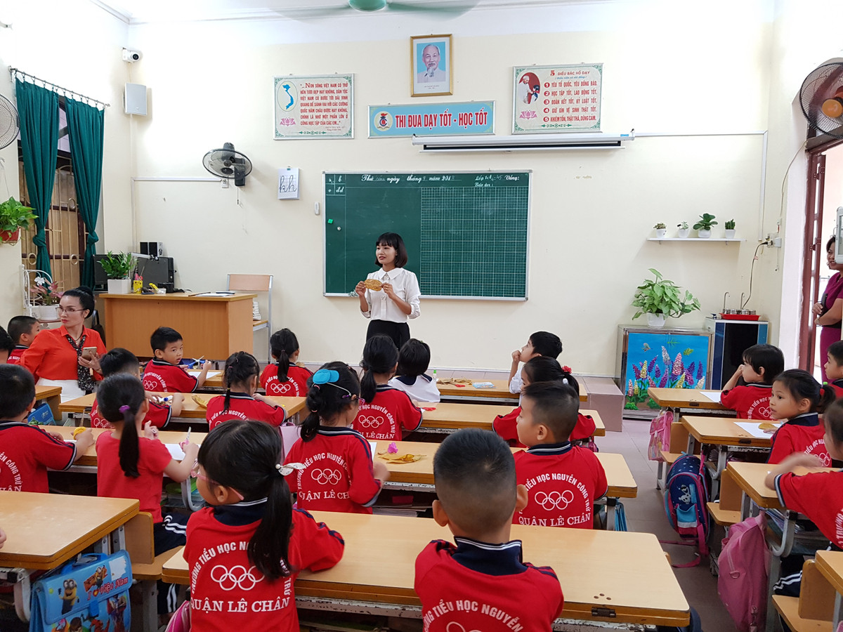 Học sinh lớp 1 chăm chú theo dõi cô Hoa hướng dẫn tạo hình từ lá cây khô (Ảnh: Lã Tiến) Học sinh lớp 1 chăm chú theo dõi cô Hoa hướng dẫn tạo hình từ lá cây khô (Ảnh: Lã Tiến)