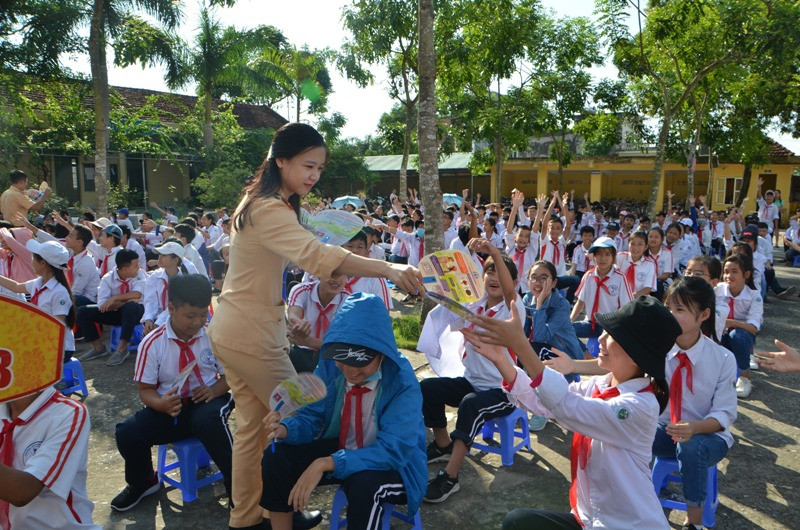Cảnh sát giao thông Móng Cái tuyên truyền Luật giao thông tới học sinh trường Trung học cơ sở Hải Hòa (Ảnh: CTV) Cảnh sát giao thông Móng Cái tuyên truyền Luật giao thông tới học sinh trường Trung học cơ sở Hải Hòa (Ảnh: CTV)
