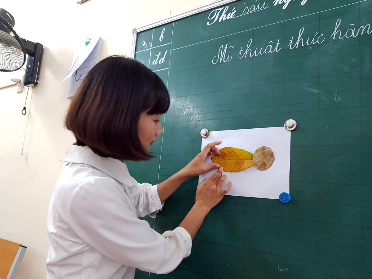 Cô giáo Hoàng Thị Hoa luôn sáng tạo, tìm vật liệu mới đưa vào các tiết dạy cho học sinh (Ảnh: Lã Tiến) Cô giáo Hoàng Thị Hoa luôn sáng tạo, tìm vật liệu mới đưa vào các tiết dạy cho học sinh (Ảnh: Lã Tiến)