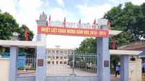 Nhiều phụ huynh Trường Trung học phổ thông Nguyễn Trãi phải bán lúa non nộp tiền thăm hỏi thầy, cô giáo nhân dịp lễ, Tết (Ảnh: Lã Tiến) Nhiều phụ huynh Trường Trung học phổ thông Nguyễn Trãi phải bán lúa non nộp tiền thăm hỏi thầy, cô giáo nhân dịp lễ, Tết (Ảnh: Lã Tiến)