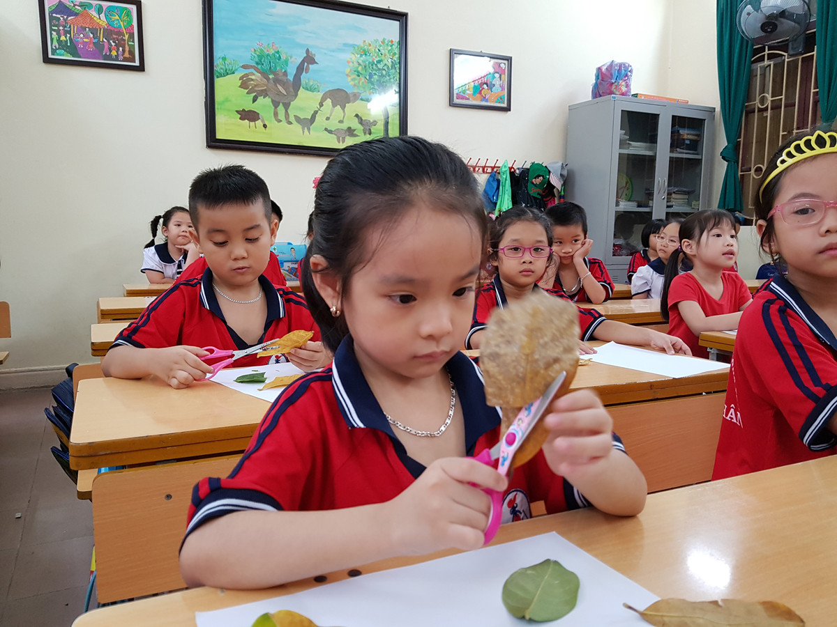 Qua các tiết học mỹ thuật, học sinh Trường Tiểu học Nguyễn Công Trứ yêu thiên nhiên hơn và biết bảo vệ môi trường. (Ảnh: Lã Tiến) Qua các tiết học mỹ thuật, học sinh Trường Tiểu học Nguyễn Công Trứ yêu thiên nhiên hơn và biết bảo vệ môi trường. (Ảnh: Lã Tiến)