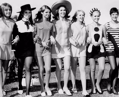 Thập niên 60 – trẻ trung với mini skirt: hiết kế của Mary Quant, lấy cảm hứng từ phong trào nổi loạn của giới trẻ Âu Mỹ vào thập niên 60, và mau chóng trở thành trang phục được các cô gái trẻ “săn đuổi” nhiều nhất ... Xem thêm:Tự tạo tóc điệu xinh cho dạ tiệc cuối tuần Thập niên 60 – trẻ trung với mini skirt: hiết kế của Mary Quant, lấy cảm hứng từ phong trào nổi loạn của giới trẻ Âu Mỹ vào thập niên 60, và mau chóng trở thành trang phục được các cô gái trẻ “săn đuổi” nhiều nhất ... Xem thêm:Tự tạo tóc điệu xinh cho dạ tiệc cuối tuần