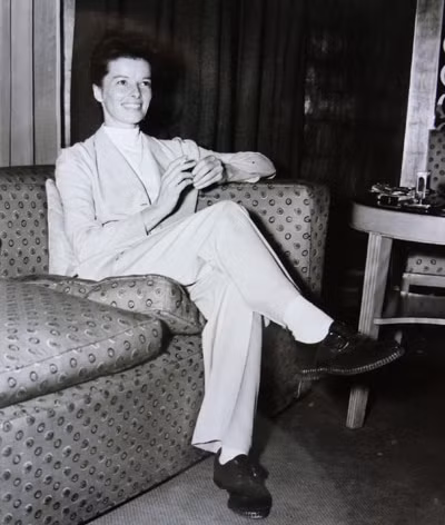 Thập niên 40 – ảnh hưởng của phong cách thời trang nam giới: Nữ diễn viên huyền thoại Katharine Hepburn được coi là người phụ nữ đầu tiên “dám” mặc những bộ suit dành cho nam giới và “lăng-xê” cho xu hướng này. Bà quan niệm, sự nữ tính vẫn toát lên khi bạn tự tin mặc áo sơ-mi, quần và vest. Xem thêm:Tự tạo tóc điệu xinh cho dạ tiệc cuối tuần Thập niên 40 – ảnh hưởng của phong cách thời trang nam giới: Nữ diễn viên huyền thoại Katharine Hepburn được coi là người phụ nữ đầu tiên “dám” mặc những bộ suit dành cho nam giới và “lăng-xê” cho xu hướng này. Bà quan niệm, sự nữ tính vẫn toát lên khi bạn tự tin mặc áo sơ-mi, quần và vest. Xem thêm:Tự tạo tóc điệu xinh cho dạ tiệc cuối tuần