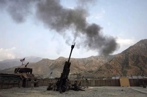 Lính Mỹ bắn lựu pháo M777 tại Afghanistan năm 2011 - Ảnh: Reuters