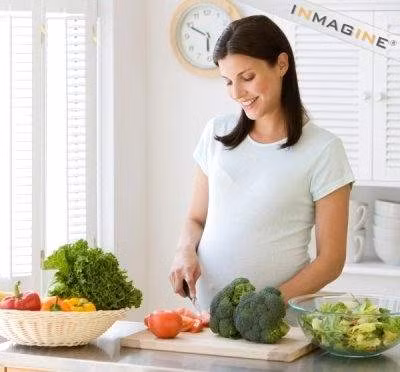 Phụ nữ mang thai cần sử dụng thực phẩm an toàn để phòng tránh ngộ độc.