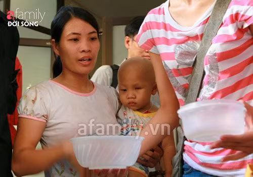 Một bà mẹ bế con đi nhận cháo từ thiện. Xem thêm: 13 lời khuyên để bạn có giấc ngủ sâu Một bà mẹ bế con đi nhận cháo từ thiện. Xem thêm: 13 lời khuyên để bạn có giấc ngủ sâu
