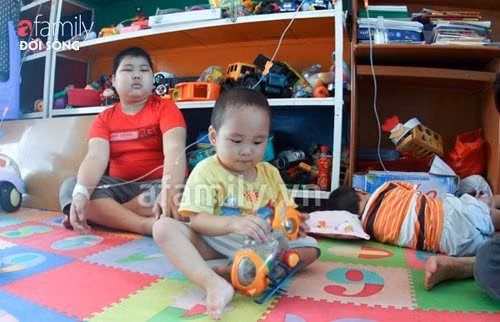 Trong viện cũng có đồ chơi để các bé tạm quên đi nỗi đau phải gánh chịu. Xem thêm: 13 lời khuyên để bạn có giấc ngủ sâu Trong viện cũng có đồ chơi để các bé tạm quên đi nỗi đau phải gánh chịu. Xem thêm: 13 lời khuyên để bạn có giấc ngủ sâu