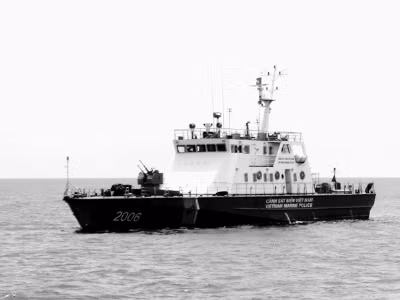 Tàu CSB trên đường tuần tra.