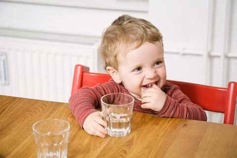 Cách điều trị: Nếu trẻ mắc chứng tả, tốt nhất nên đưa trẻ đến bác sĩ. Hoặc cha mẹ có thể dùng dung dịch ORS để giữ lượng nước trong cơ thể trẻ. Mặc dù phương pháp này chỉ là một phần trong phương pháp điều trị, nhưng có hiệu quả tới 80-99%.(Ảnh: ITN) Xem thêm: Chùm ảnh: Sự nguy hiểm của việc sâu răng ở trẻ Cách điều trị: Nếu trẻ mắc chứng tả, tốt nhất nên đưa trẻ đến bác sĩ. Hoặc cha mẹ có thể dùng dung dịch ORS để giữ lượng nước trong cơ thể trẻ. Mặc dù phương pháp này chỉ là một phần trong phương pháp điều trị, nhưng có hiệu quả tới 80-99%.(Ảnh: ITN) Xem thêm: Chùm ảnh: Sự nguy hiểm của việc sâu răng ở trẻ